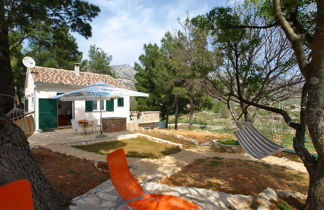 Foto 3 - Casa de 2 habitaciones en Starigrad con jardín y vistas al mar