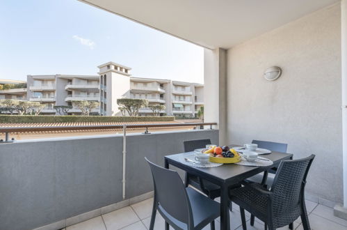 Foto 3 - Apartamento de 1 habitación en Cavalaire-sur-Mer con vistas al mar