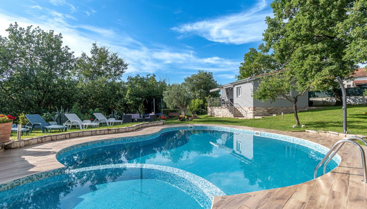 Photo 1 - Appartement de 2 chambres à Pazin avec piscine et jardin