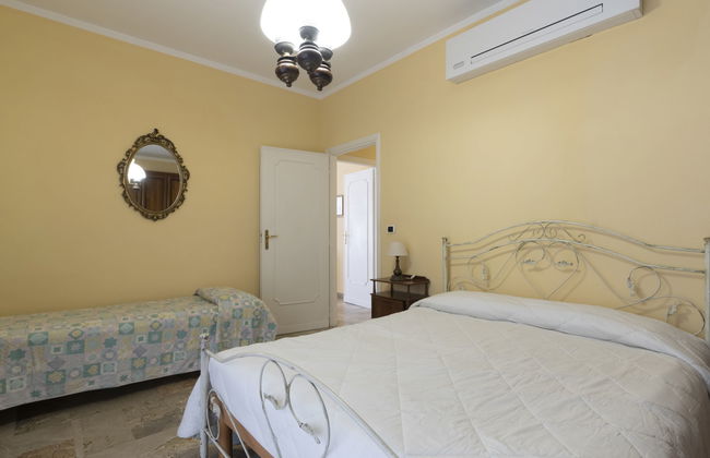 Casa de 3 quartos em Cipressa com jardim e terraço - Foto 15