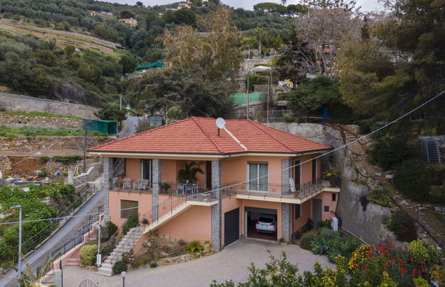 Casa de 3 quartos em Cipressa com jardim e terraço - Foto 5