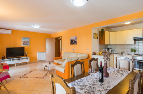 Foto 9 - Apartamento de 2 quartos em Poreč com piscina e jardim