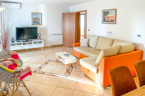 Photo 10 - 2 bedroom Apartment in Poreč with swimming pool and garden