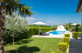 Photo 2 - 2 bedroom Apartment in Poreč with swimming pool and garden