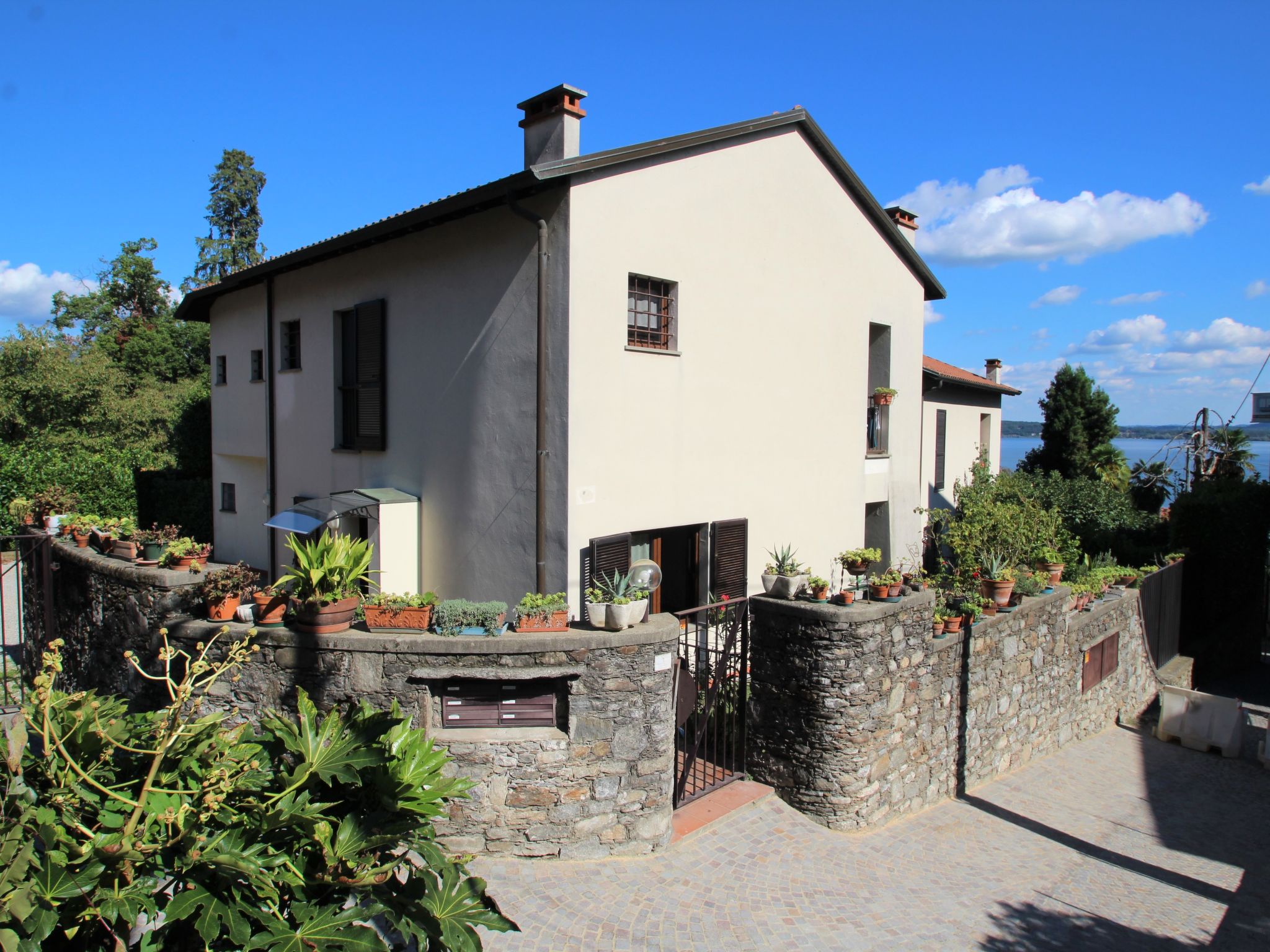 Foto 2 - Appartamento con 2 camere da letto a Belgirate con giardino e vista sulle montagne