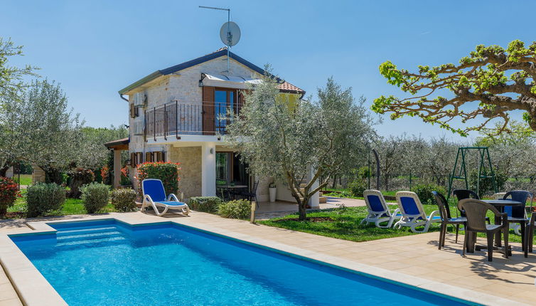 Photo 1 - Maison de 2 chambres à Umag avec piscine privée et jardin