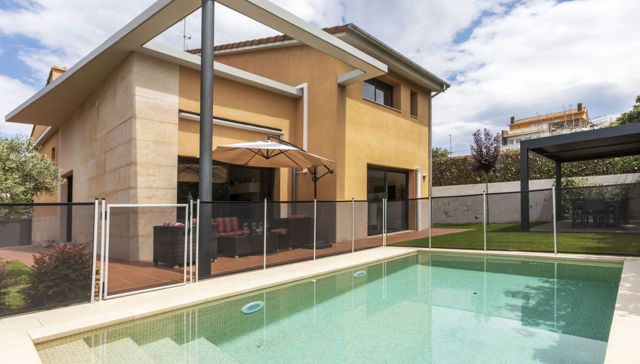 Casa de 5 quartos em Olot com piscina privada e jardim - Foto 1