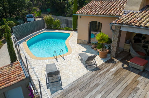 Foto 28 - Casa con 3 camere da letto a Bormes-les-Mimosas con piscina privata e vista mare