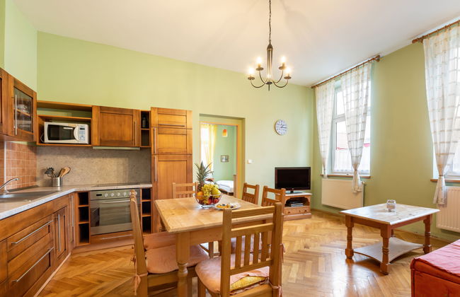 Apartamento de 2 quartos em Desná com banheira de hidromassagem - Foto 1