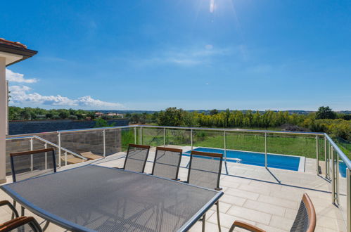 Photo 8 - Maison de 4 chambres à Umag avec piscine privée et jardin