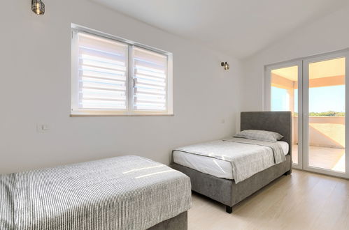 Foto 28 - Casa con 4 camere da letto a Umag con piscina privata e vista mare