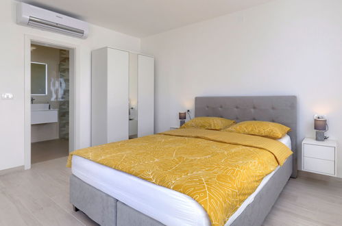 Foto 17 - Casa con 4 camere da letto a Umag con piscina privata e vista mare