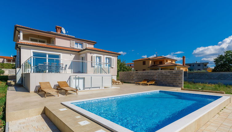 Foto 1 - Casa con 4 camere da letto a Umag con piscina privata e vista mare