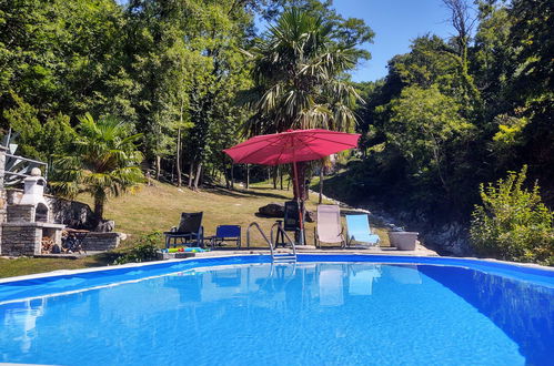 Foto 3 - Appartamento con 2 camere da letto a Sorico con piscina e vista sulle montagne