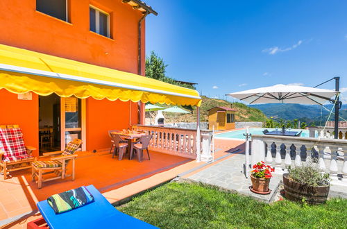 Photo 1 - Maison de 2 chambres à Pescia avec piscine privée et jardin