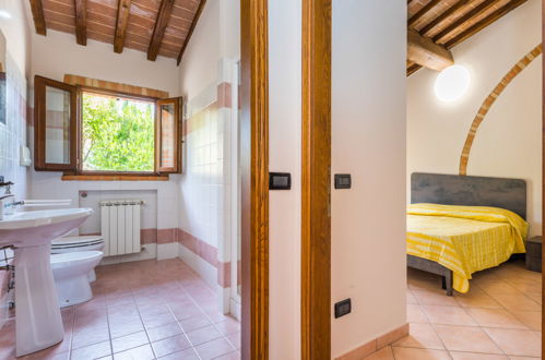 Foto 14 - Apartment mit 1 Schlafzimmer in Montecatini Val di Cecina mit schwimmbad und terrasse