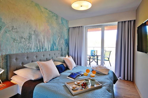 Foto 9 - Apartamento de 1 quarto em Kołobrzeg com piscina e vistas do mar