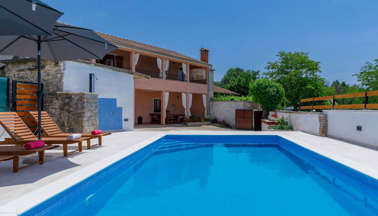 Photo 1 - Maison de 3 chambres à Žminj avec piscine privée et vues à la mer