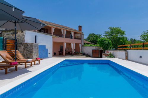 Photo 1 - Maison de 3 chambres à Žminj avec piscine privée et vues à la mer