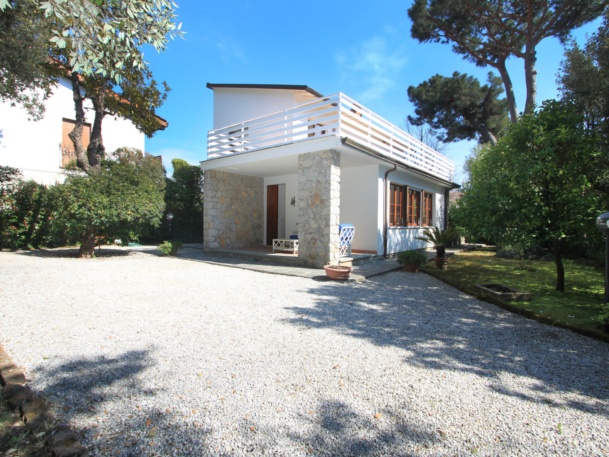 Foto 28 - Casa de 5 habitaciones en Forte dei Marmi con jardín y vistas al mar