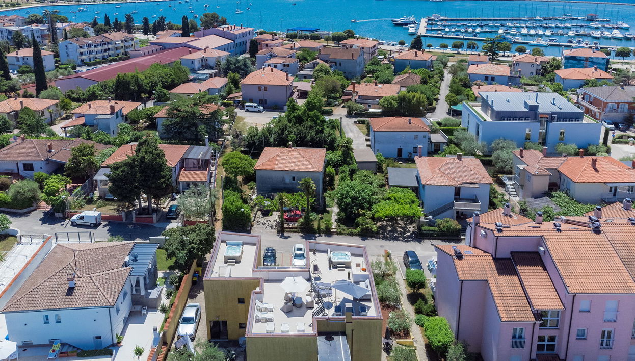Apartamento de 2 quartos em Umag com piscina e jardim - Foto 1