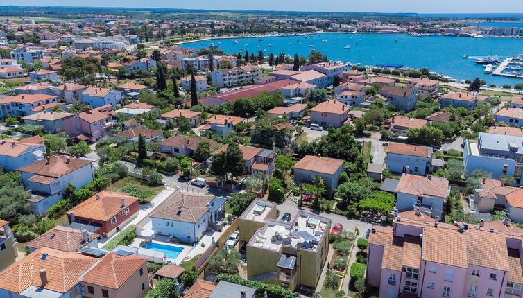 Photo 1 - Appartement de 2 chambres à Umag avec piscine et vues à la mer