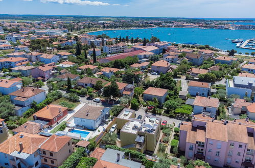 Foto 20 - Appartamento con 2 camere da letto a Umag con piscina e vista mare