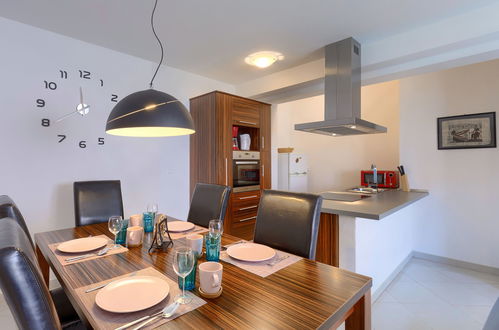 Foto 8 - Apartamento de 2 habitaciones en Umag con piscina privada y jardín