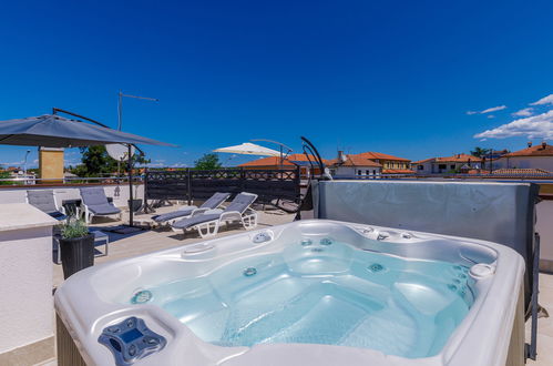 Foto 1 - Appartamento con 2 camere da letto a Umag con piscina privata e vista mare