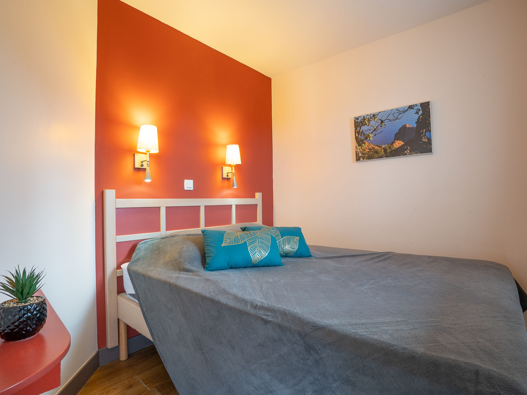Foto 4 - Apartment mit 1 Schlafzimmer in Saint-Raphaël mit schwimmbad und blick aufs meer