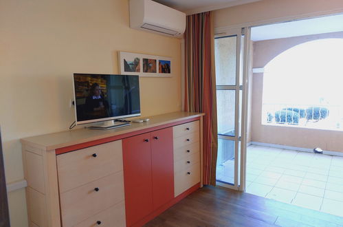 Photo 7 - 1 bedroom Apartment in Saint-Raphaël with swimming pool and garden