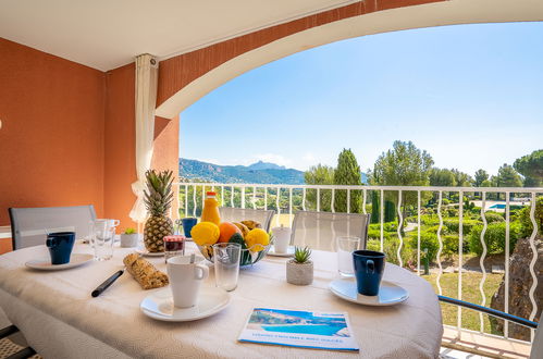 Foto 2 - Appartamento con 2 camere da letto a Saint-Raphaël con piscina e vista mare