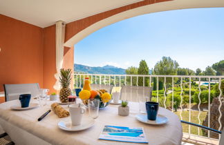 Foto 2 - Appartamento con 2 camere da letto a Saint-Raphaël con piscina e vista mare