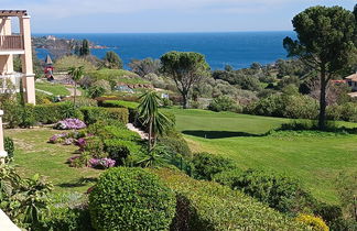 Foto 1 - Appartamento con 1 camera da letto a Saint-Raphaël con piscina e vista mare