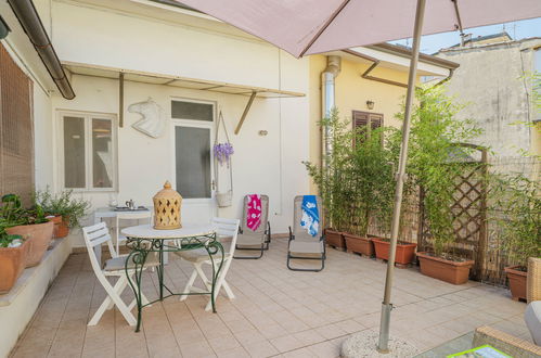 Photo 2 - Maison de 2 chambres à Viareggio avec jardin et vues à la mer