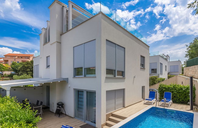 Casa de 4 quartos em Malinska-Dubašnica com piscina privada e jardim - Foto 1