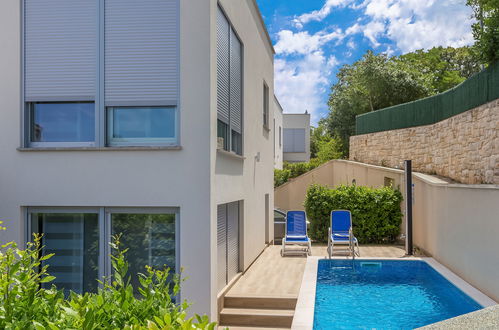 Photo 15 - Maison de 3 chambres à Malinska-Dubašnica avec piscine privée et jardin