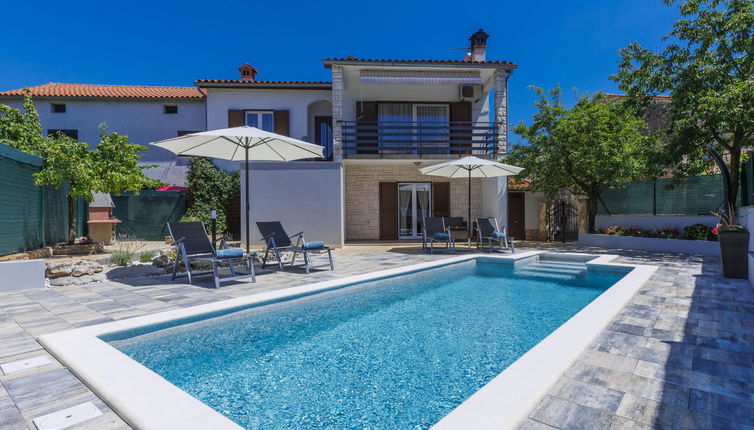 Photo 1 - Maison de 3 chambres à Barban avec piscine privée et vues à la mer