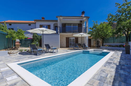 Photo 1 - Maison de 3 chambres à Barban avec piscine privée et vues à la mer