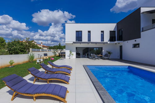 Foto 17 - Casa de 3 quartos em Vodnjan com piscina privada e vistas do mar
