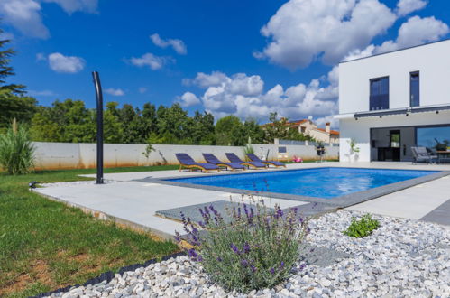 Foto 25 - Casa de 3 quartos em Vodnjan com piscina privada e vistas do mar
