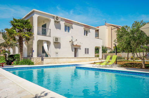 Photo 1 - Appartement de 3 chambres à Sibenik avec piscine et jardin