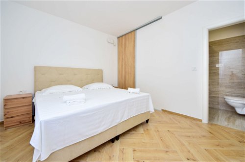Foto 5 - Appartamento con 3 camere da letto a Sebenico con piscina e vista mare