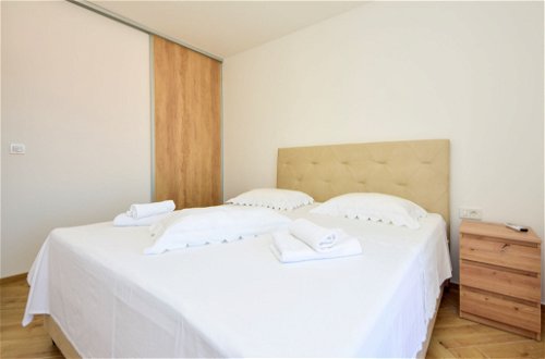 Foto 18 - Appartamento con 3 camere da letto a Sebenico con piscina e vista mare