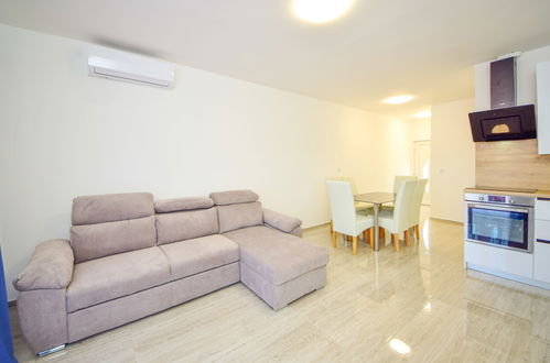 Foto 8 - Apartamento de 3 quartos em Sibenik com piscina e jardim