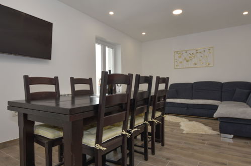 Photo 9 - 3 bedroom Apartment in Pašman with private pool and garden