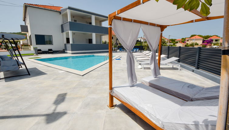 Foto 1 - Appartamento con 3 camere da letto a Pašman con piscina privata e vista mare