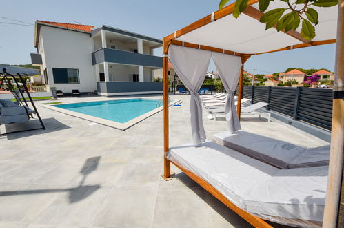 Foto 1 - Appartamento con 3 camere da letto a Pašman con piscina privata e giardino