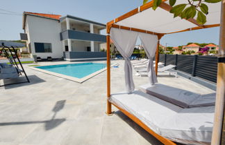 Foto 1 - Appartamento con 3 camere da letto a Pašman con piscina privata e vista mare
