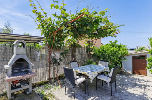 Photo 17 - 2 bedroom Apartment in Novigrad with private pool and garden